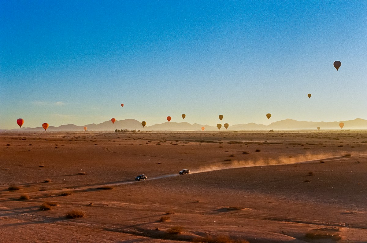 Montgolfières au-dessus des paysages de Marrakech — illustration