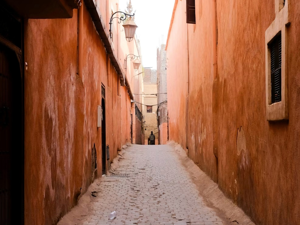Ruelle ocre de la médina de Marrakech