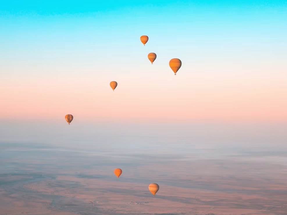 Montgolfières dans le ciel au lever du jour