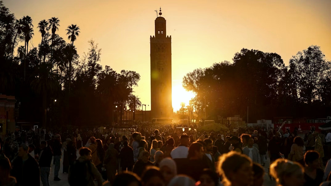 La Koutoubia et la foule à Marrakech au coucher du soleil