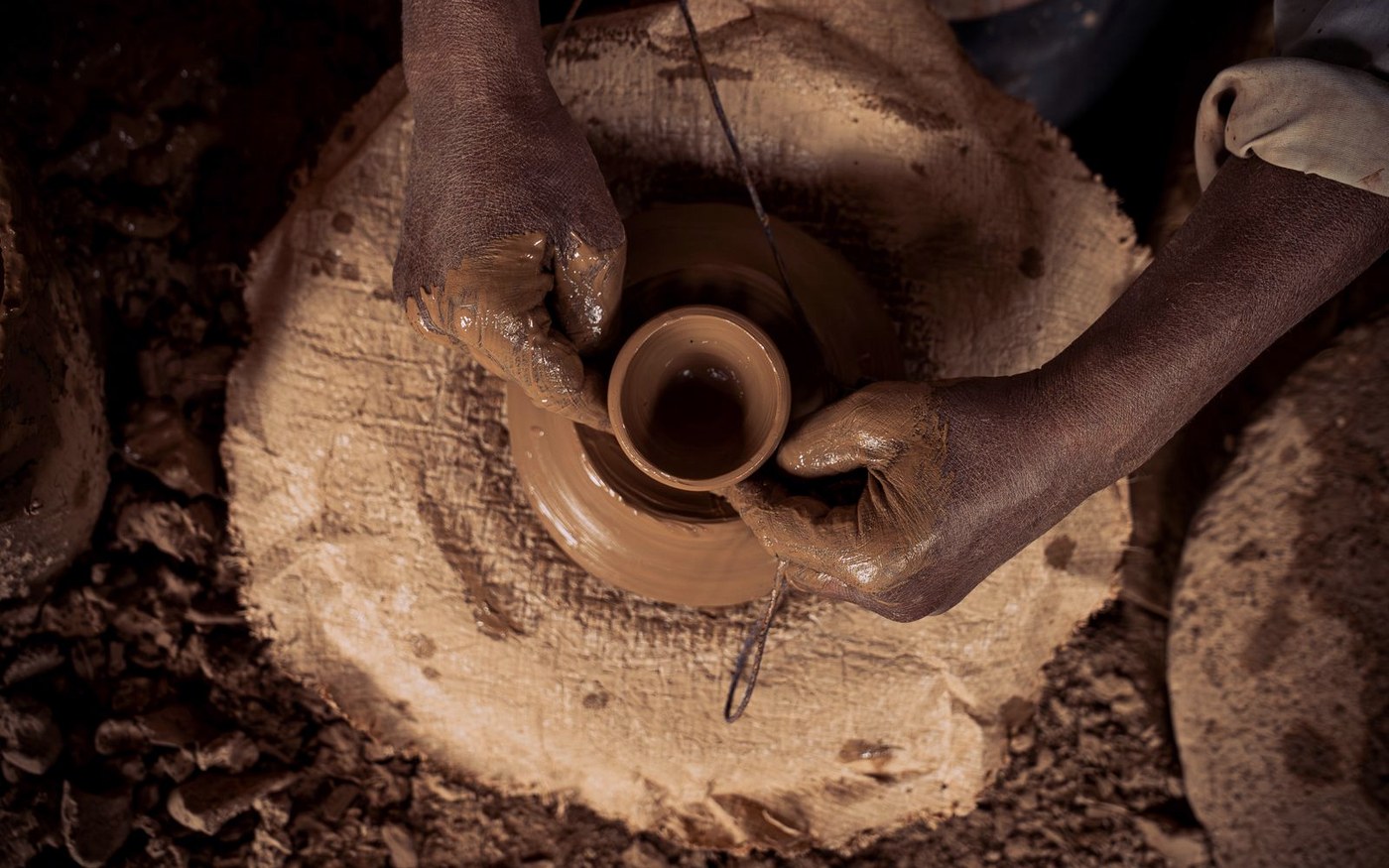 Artisan façonnant une poterie à Marrakech — illustration