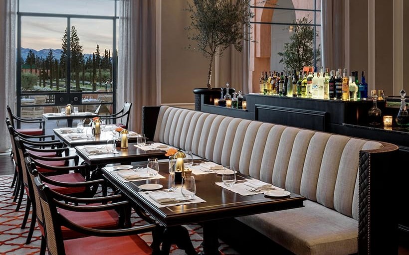 Table et salle du restaurant Tamimt à l’Oberoi